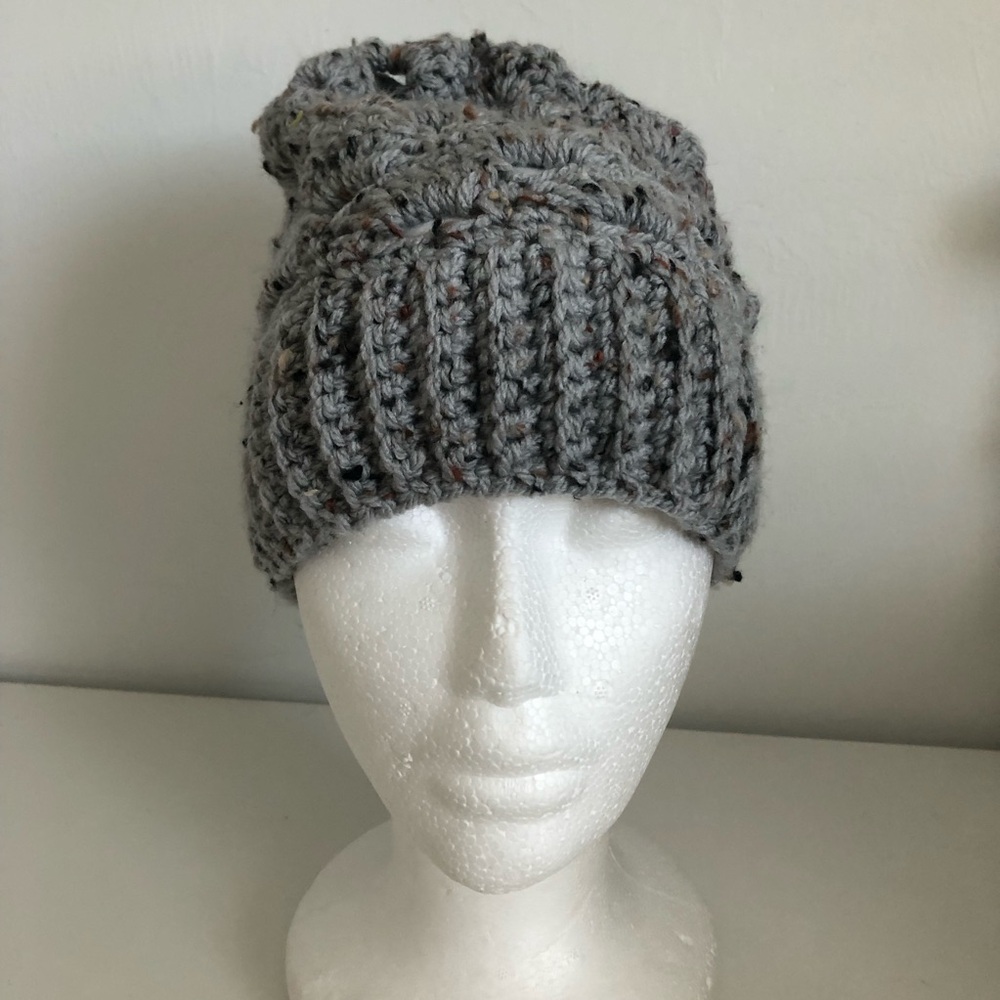 The Gray Pineapple Light Gray Knitted Beanie Hat